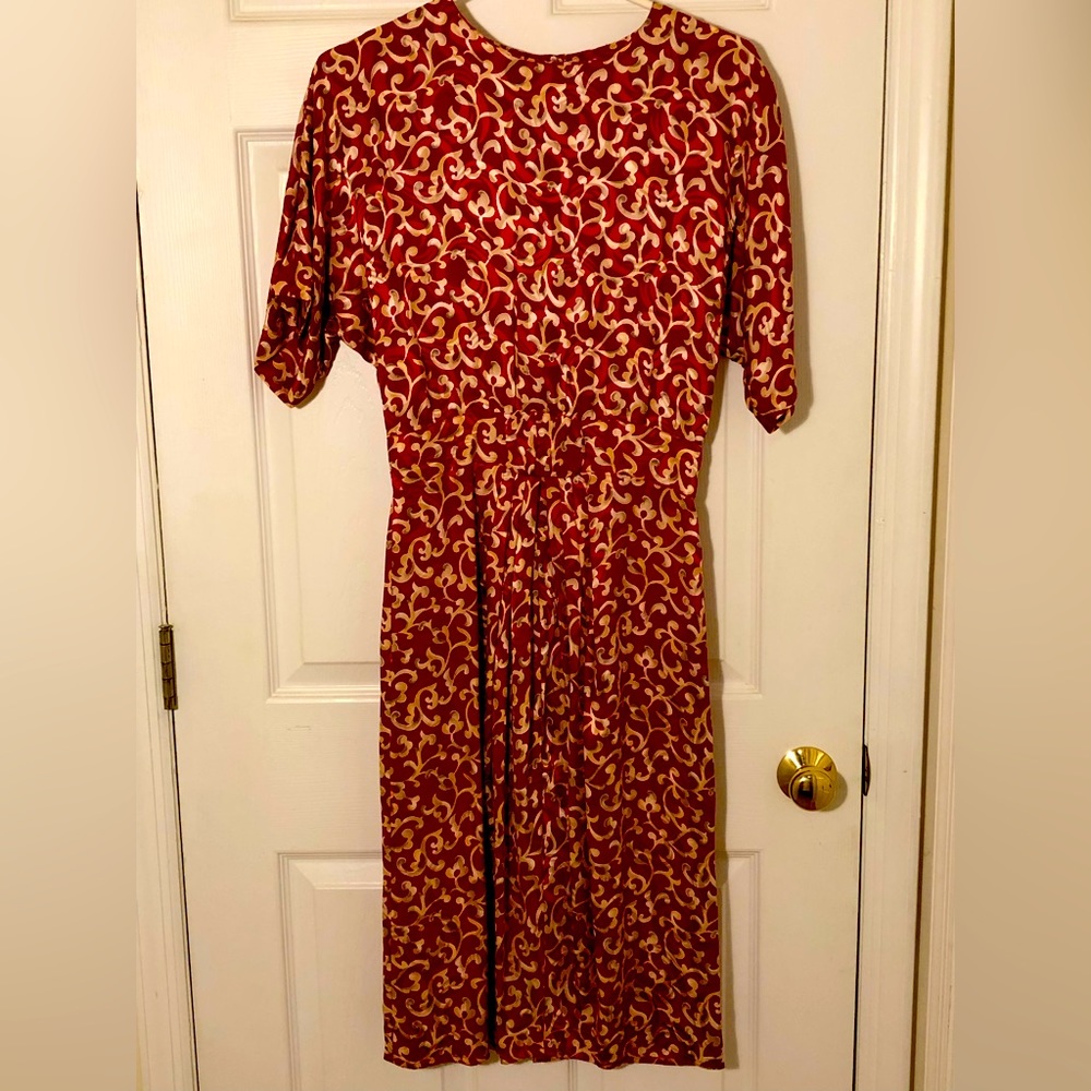 Maggy London by Jeannene Boher silk festive holiday dress.  Beautiful condition.